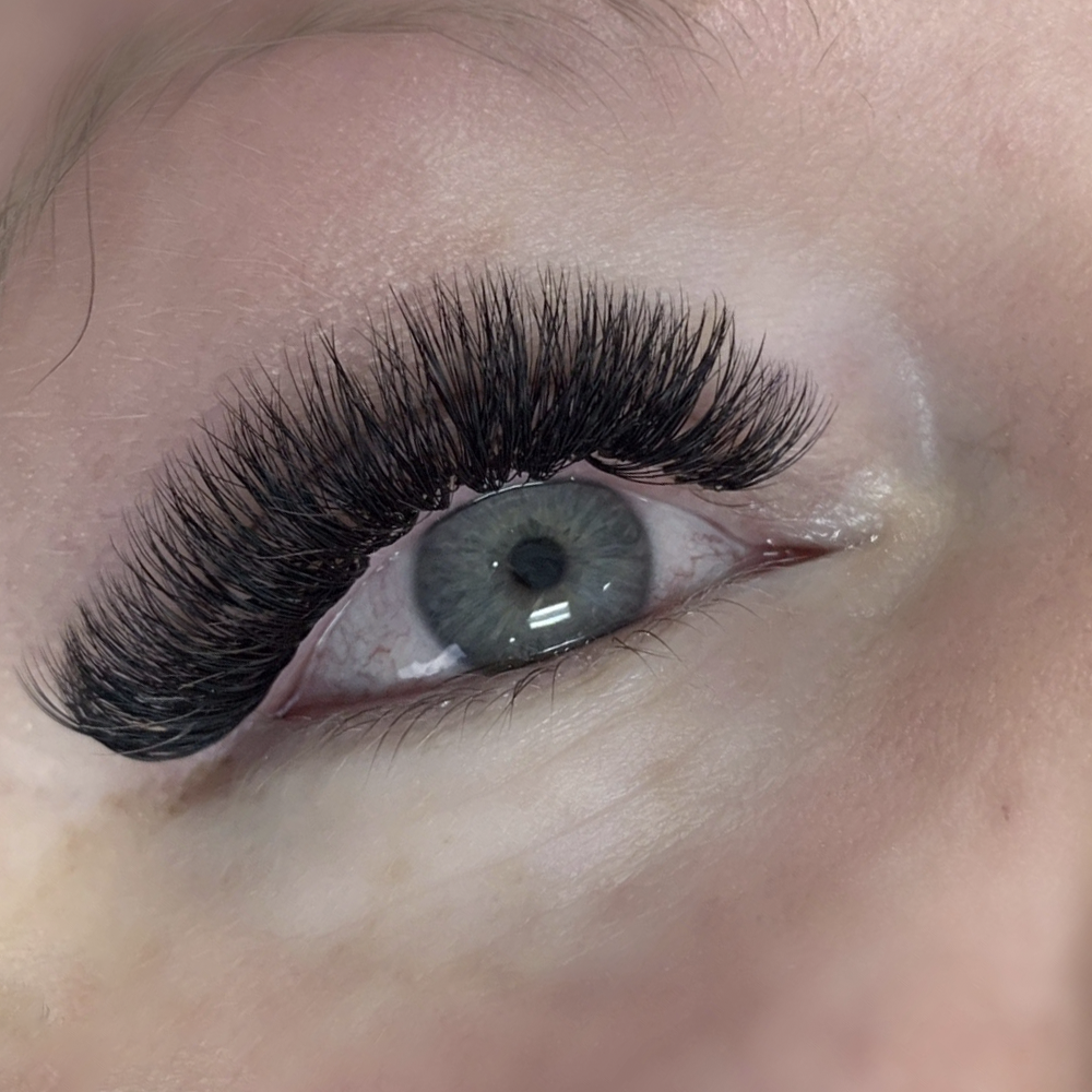 A Full-Set of Volume Lash Extensions